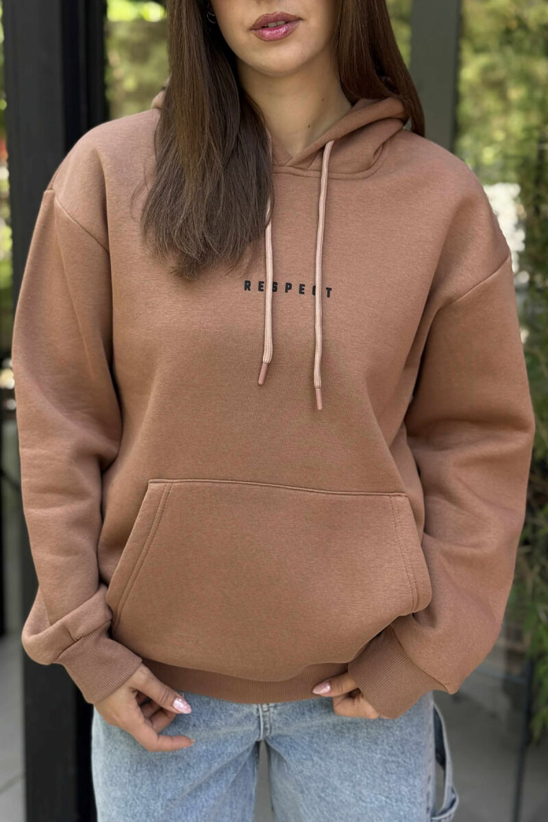 HOODIE NJË NGJYRËSHE ME PUSH DHE ME SHKRIM TE THJESHTË PARA PËR FEMRA NË NGJYRËN KAFE - 3