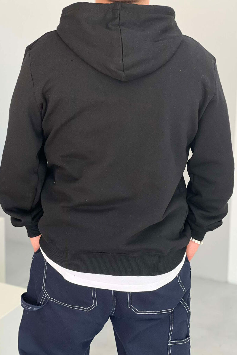 HOODIE NJË NGJYRËSHE ME PUSH DHE ME SHKRIME PËR MESHKUJ NË NGJYRËN E ZEZË - 2