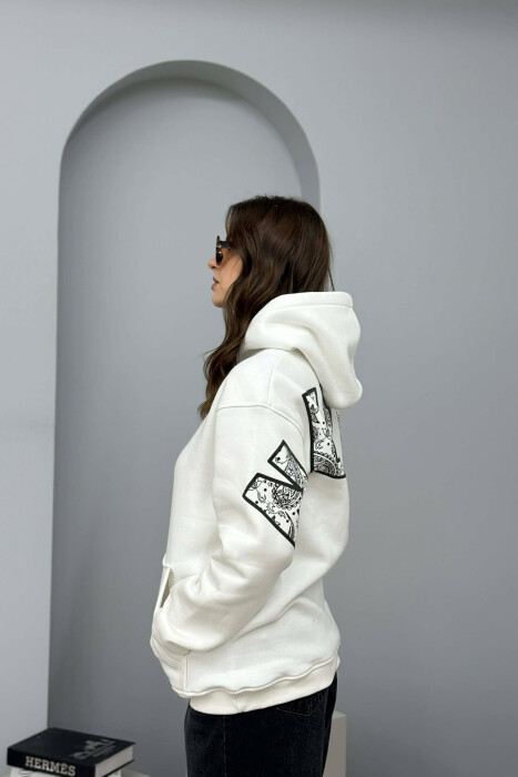 HOODIE NJE NGJYRESHE ME PUSH DHE ME SHKRIM NE PJESEN E PASME PER FEMRA NE NGJYRE TE BARDHE - 2