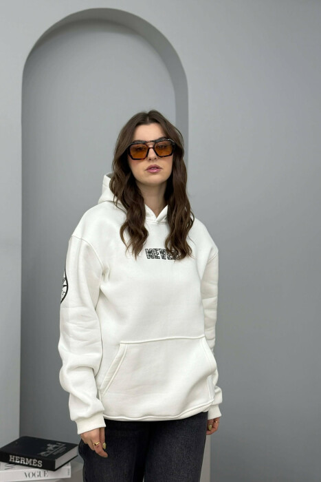 HOODIE NJE NGJYRESHE ME PUSH DHE ME SHKRIM NE PJESEN E PASME PER FEMRA NE NGJYRE TE BARDHE - 3