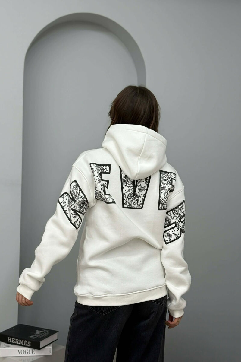 HOODIE NJE NGJYRESHE ME PUSH DHE ME SHKRIM NE PJESEN E PASME PER FEMRA NE NGJYRE TE BARDHE - 4