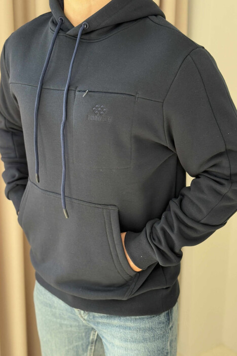 HOODIE NJË NGJYRËSHE ME PUSH PËR MESHKUJ NË NGJYRËN BLU E ERRËT - 2