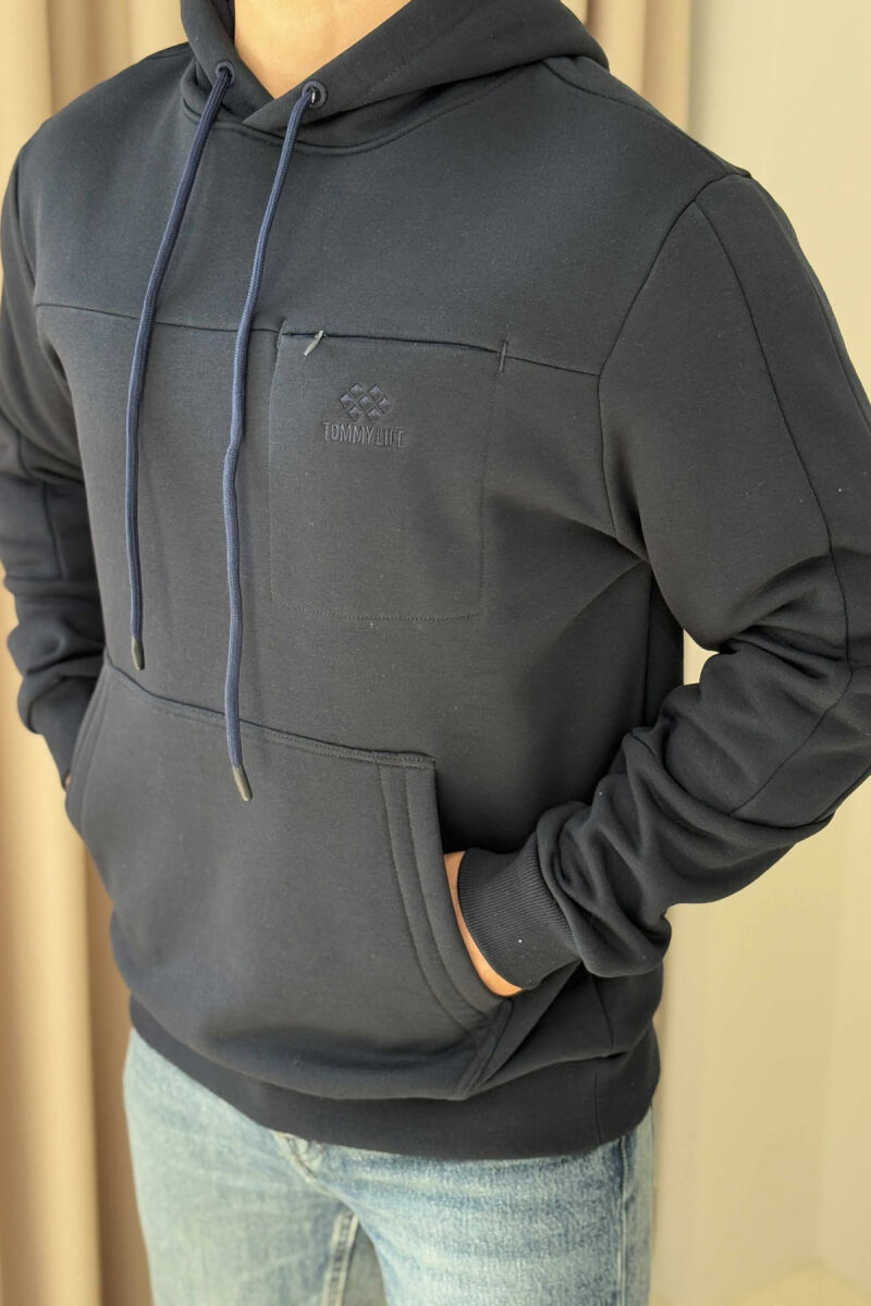 HOODIE NJË NGJYRËSHE ME PUSH PËR MESHKUJ NË NGJYRËN BLU E ERRËT - 2