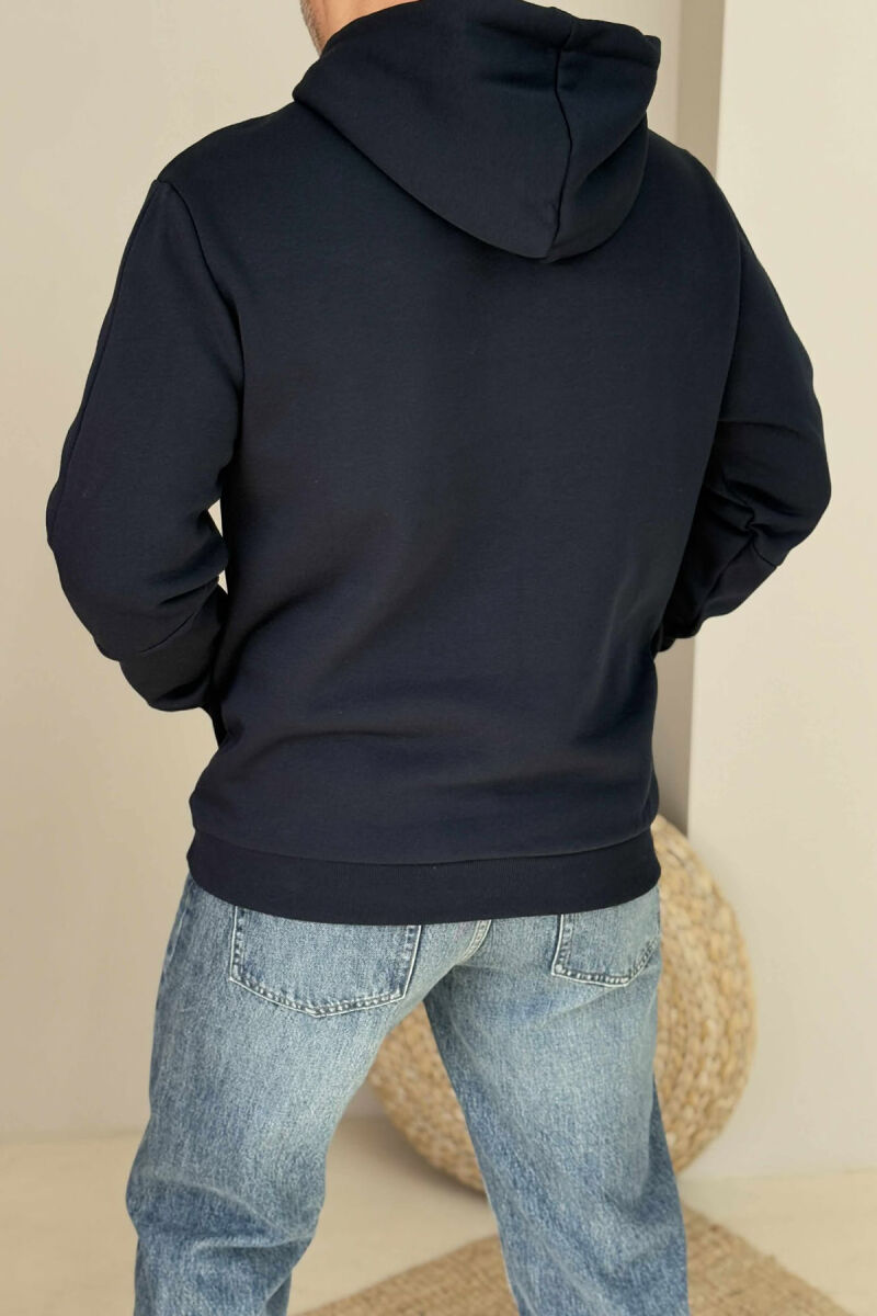 HOODIE NJË NGJYRËSHE ME PUSH PËR MESHKUJ NË NGJYRËN BLU E ERRËT - 4