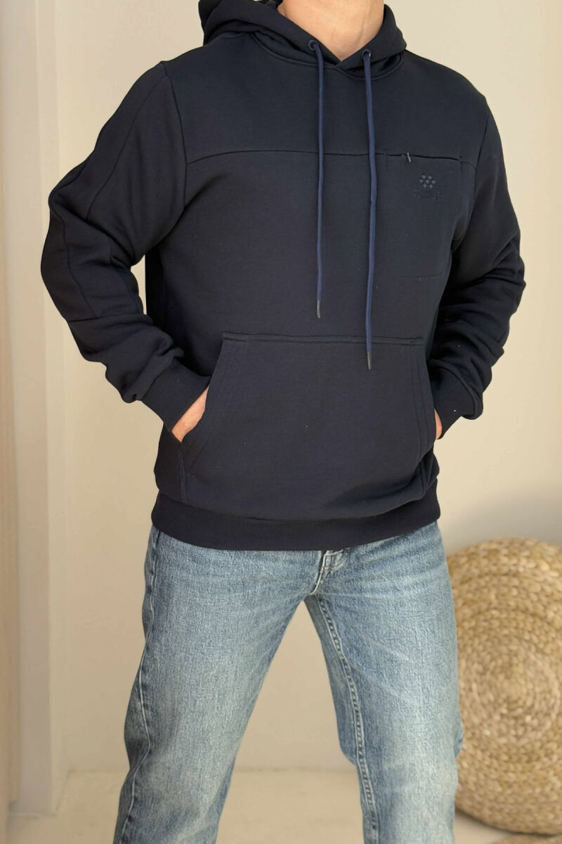 HOODIE NJË NGJYRËSHE ME PUSH PËR MESHKUJ NË NGJYRËN BLU E ERRËT - 5