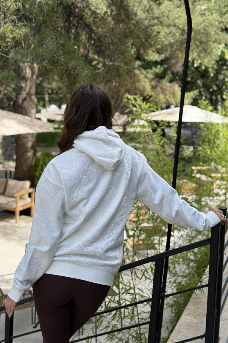 HOODIE NJËNGJJYRËSHE ME PUSH DHE DIZENJO LULESH PËR FEMRA NË NGJYRË TË BARDHË - 4