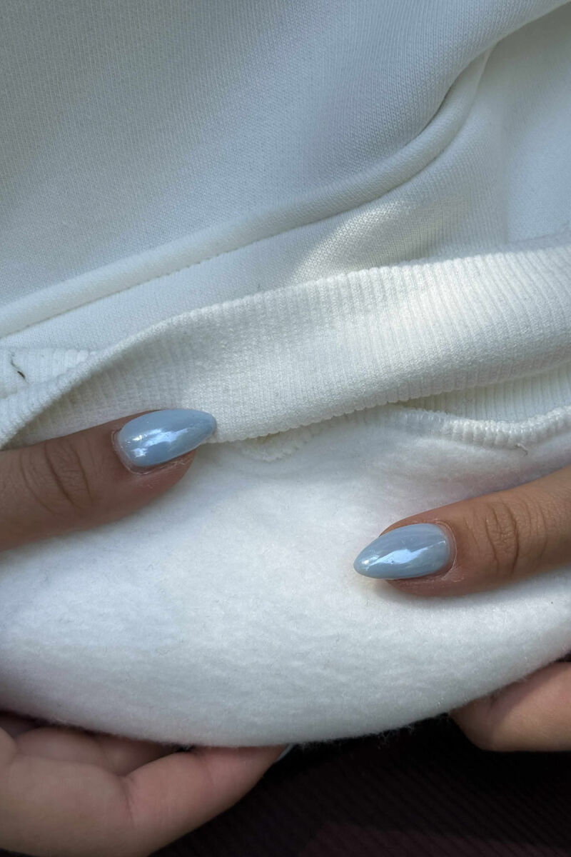 HOODIE NJËNGJYRËSHE ME PUSH DHE ME SHKRIME TË THJESHTA PËR FEMRA NË NGJYRËN E BARDHË - 2