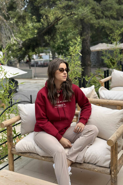 HOODIE NJËNGJYRËSHE ME PUSH DHE ME SHKRIME TË THJESHTA PËR FEMRA NË NGJYRËN VISHNJË - 2