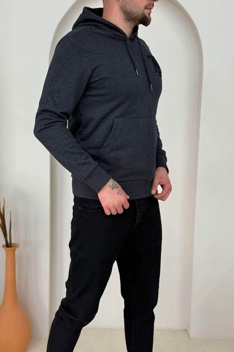 HOODIE NJËNGJYRËSHE ME LOGO TË THJESHTË PARA PËR MESHKUJ NË NGJYRËN GRI TË ERRËT - 3