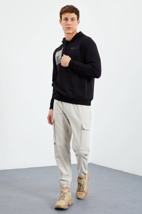HOODIE PAMBUKU ME IMAZH PËR MESHKUJ NË NGJYRËN E ZEZË - 7