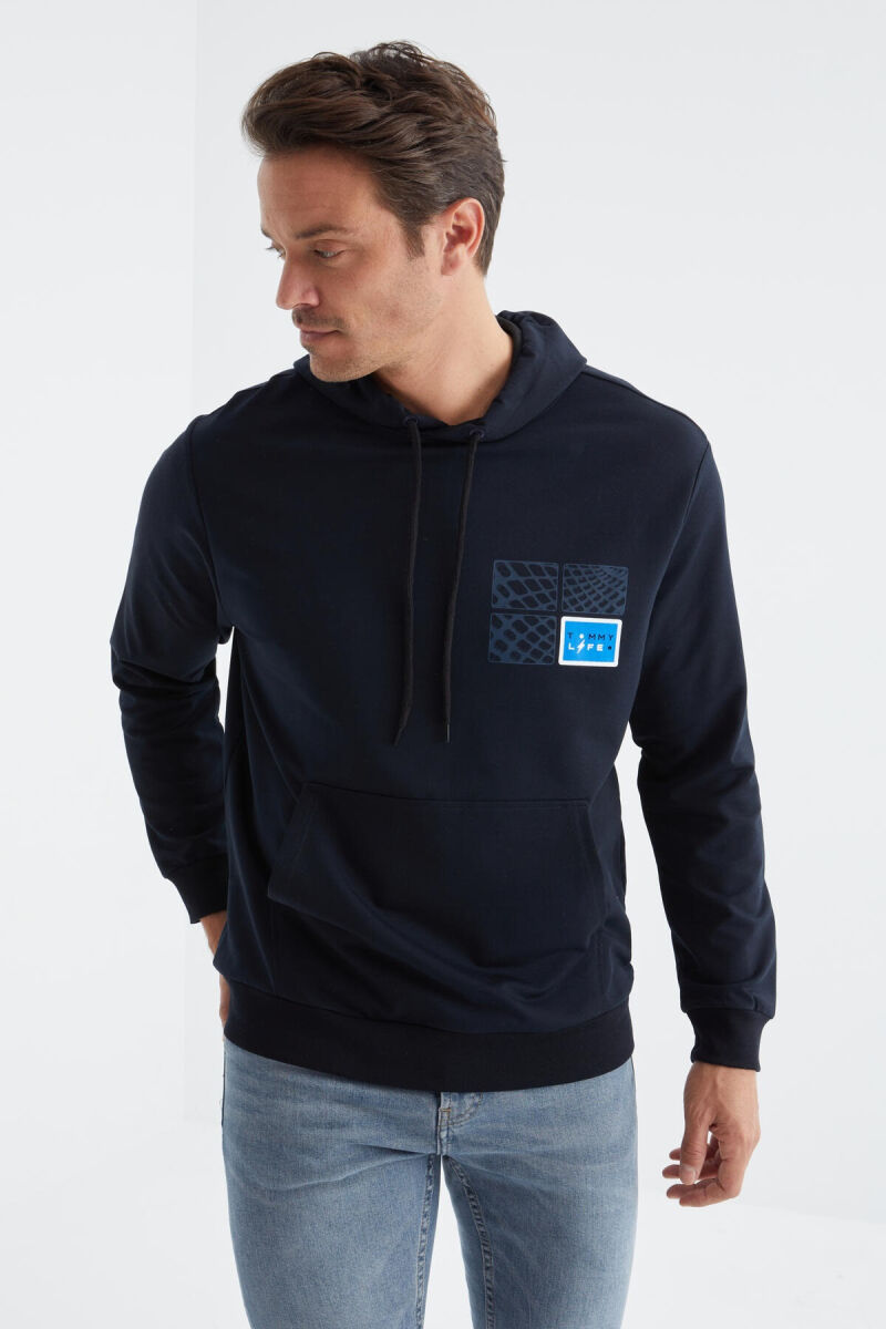 HOODIE PAMBUKU ME PAK SHKRIME PËR MESHKUJ NË NGJYRËN BLU E ERRËT - 1