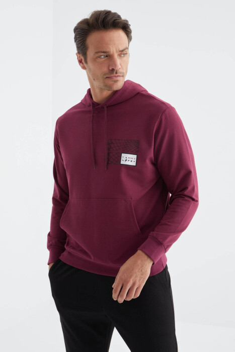 HOODIE PAMBUKU ME PAK SHKRIME PËR MESHKUJ NË NGJYRËN VISHNJE - 2