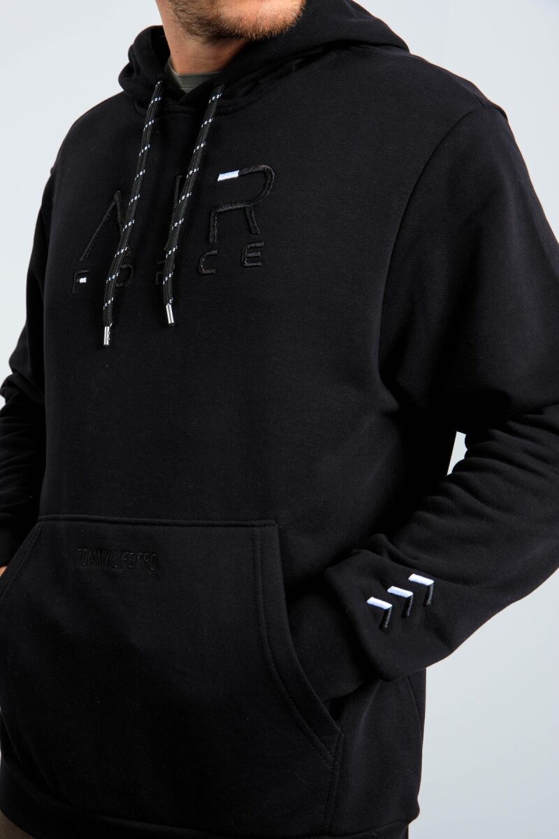 HOODIE PAMBUKU PËR MESHKUJ NË NGJYRËN E ZEZË - 4