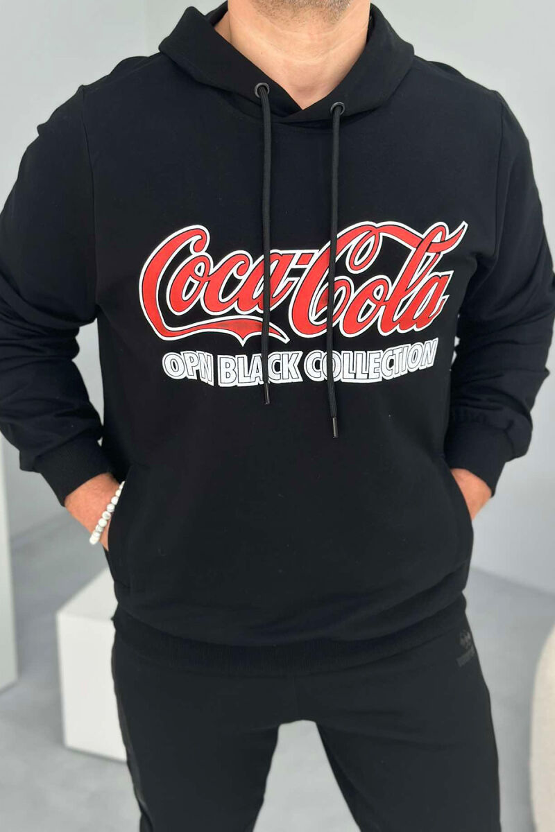 HOODIE PËR MESHKUJ ME DIZANJIN E LOGOS COCA-COLA NË NGJYRËN E ZEZË - 1