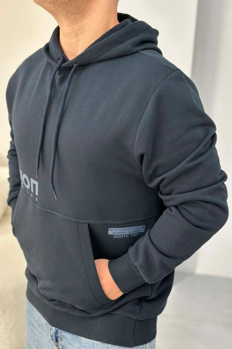 HOODIE PËR MESHKUJ ME DIZENJO NË NGJYRËN BLU TË ERRËT - 4