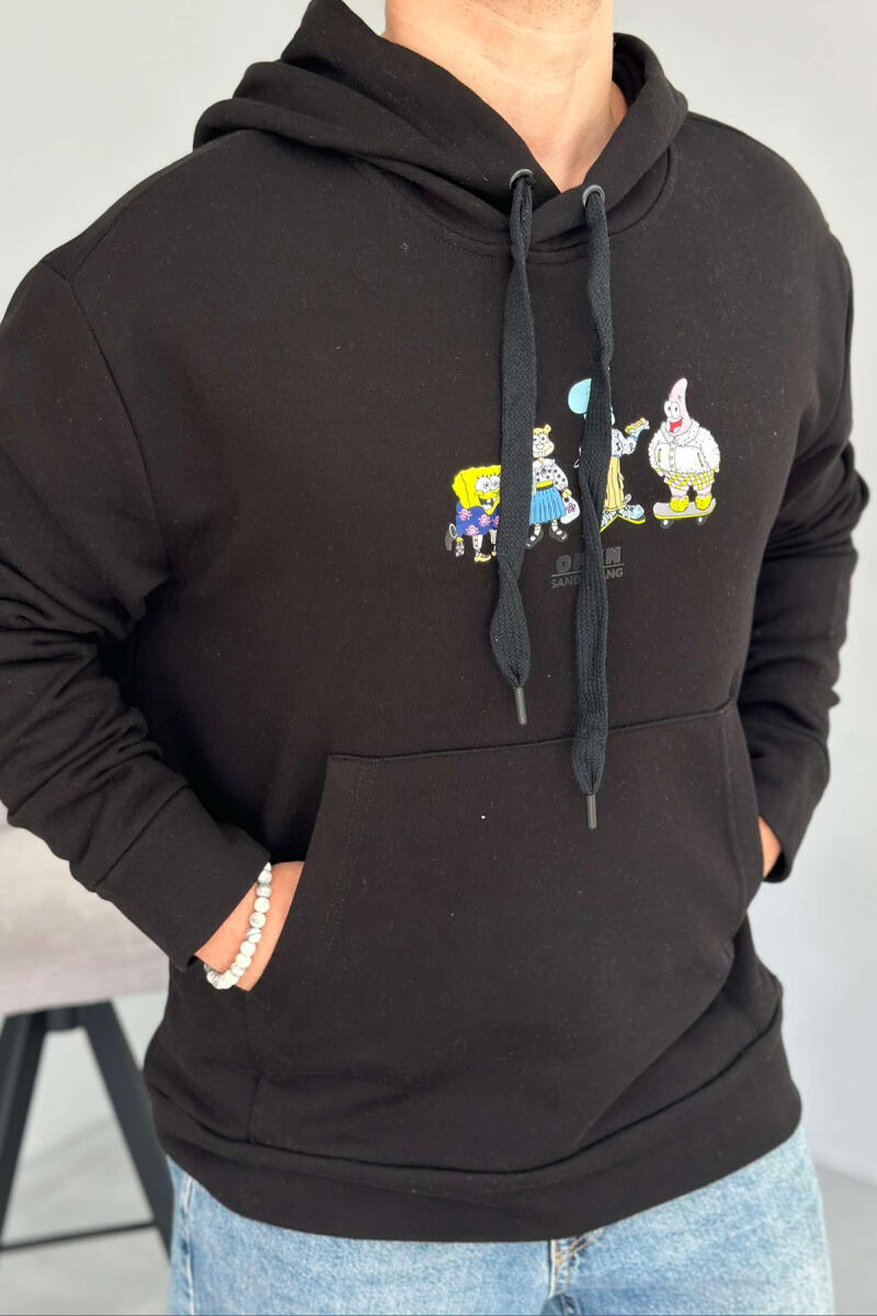 HOODIE PËR MESHKUJ ME DIZENJO SPONGEBOB NË NGJYRËN E ZEZË - 1