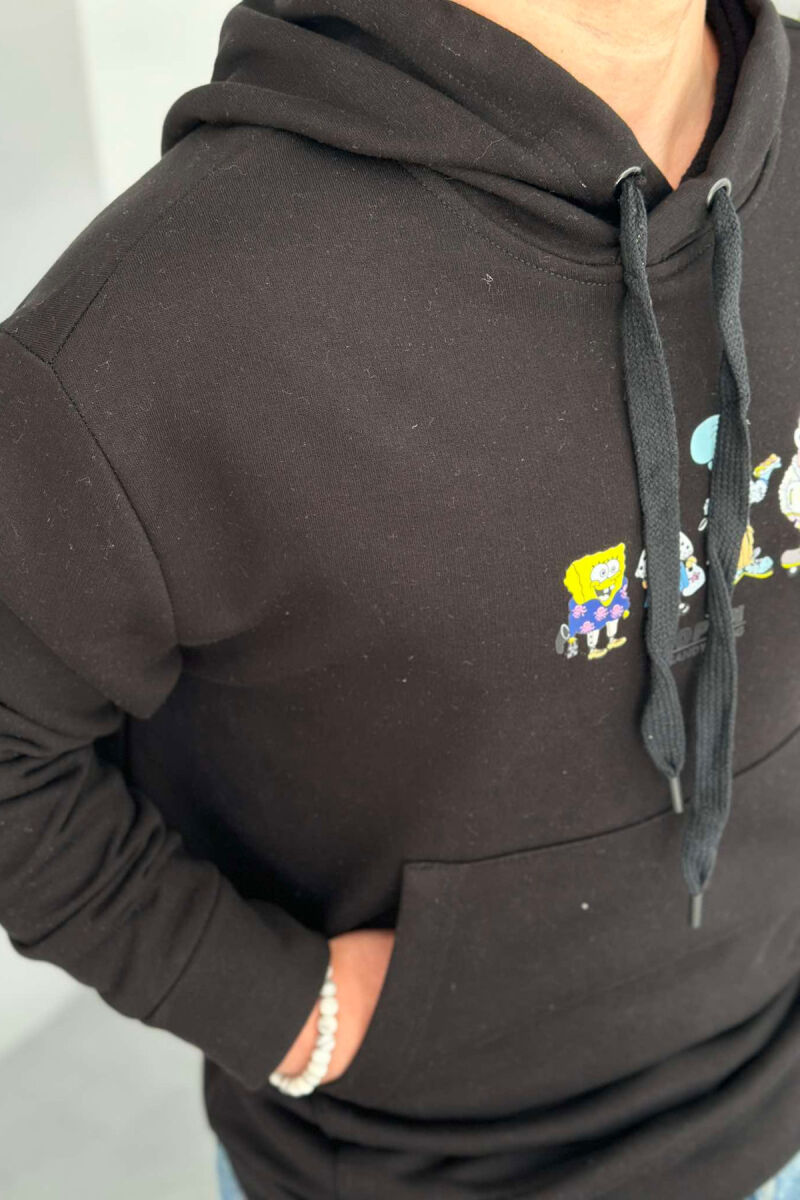 HOODIE PËR MESHKUJ ME DIZENJO SPONGEBOB NË NGJYRËN E ZEZË - 3