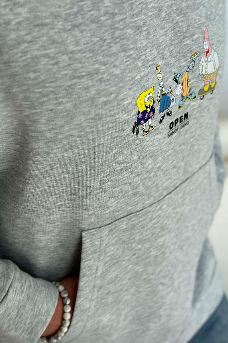 HOODIE PËR MESHKUJ ME DIZENJO SPONGEBOB NË NGJYRËN GRI TË ZBARDHUR - 3