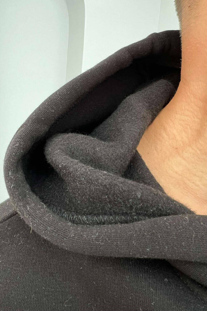 HOODIE ME IMAZHIN E JOKER MBRAPA PËR MESHKUJ NË NGJYRËN E ZEZË - 4