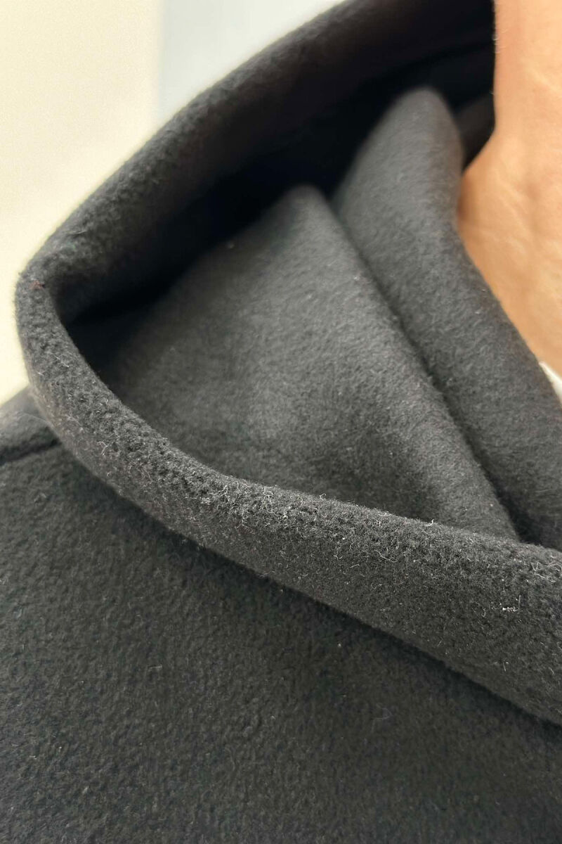 HOODIE POLARE NJË NGJYRËSHE PËR MESHKUJ NË NGJYRË TË ZEZË - 2