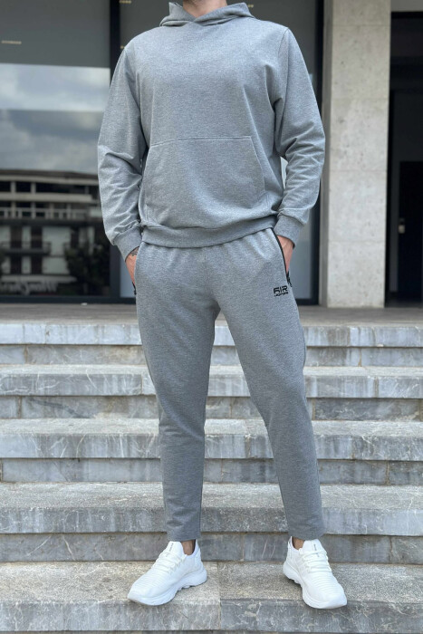 KOSTUM NJËNGJYRËSH HOODIE+TUTA PËR MESHKUJ NË NGJYRËN GRI 