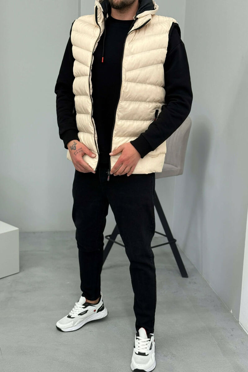 JELEK ME KAPUC DHE XHEPA ME ZINXHIR PËR MESHKUJ NË NGJYRËN BEZHË TË ZBARDHUR - 1