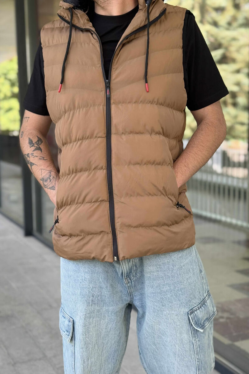 JELEK ME KAPUC DHE XHEPA ME ZINXHIR PËR MESHKUJ NË NGJYRËN KAFE TË ZBARDHUR - 2