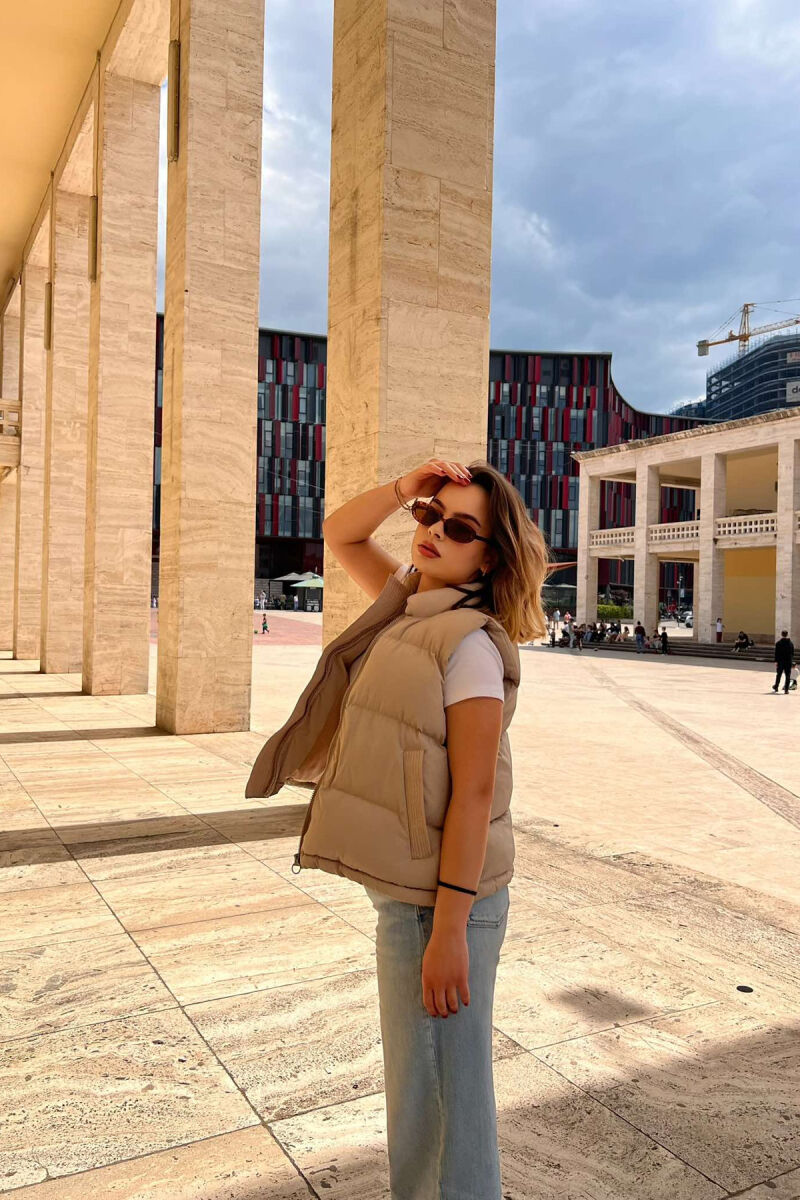 JELEK NJË NGJYRËSH ME DETAJIN E XHEPAVE PËR FEMRA NË NGJYRËN BEZHË - 1
