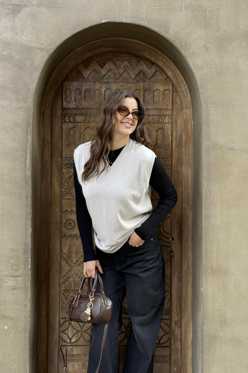 JELEK NJË NGJYRËSH ME JAKE V PËR FEMRA NË NGJYRËN KREM - 3