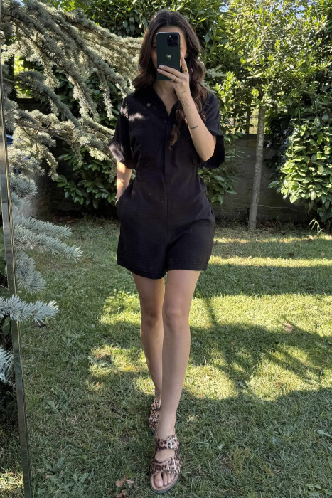 JUMPSUIT NJË NGJYRËSH ME JAKË POLO PËR FEMRA NË NGJYRËN E ZEZË - 1