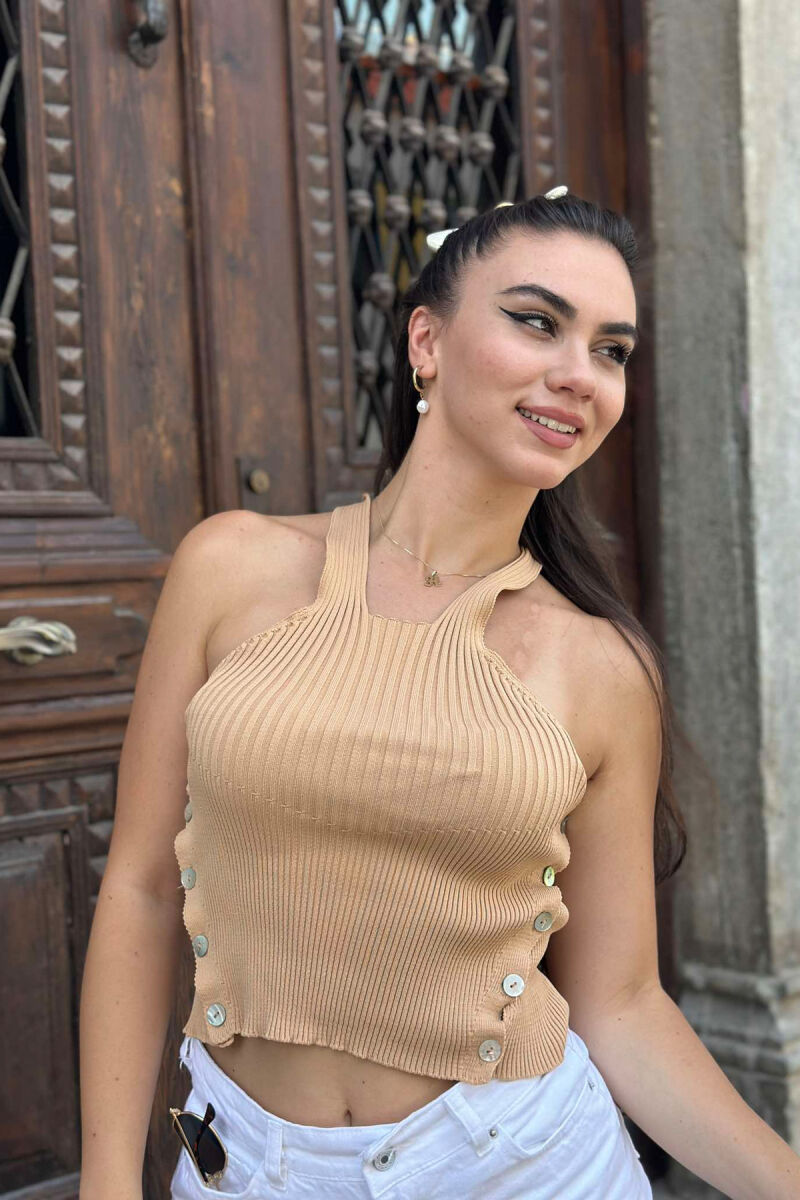 KANATJERE ME DETAJIN E BUTONAVE PËR FEMRA NË NGJYRËN BEZHË - 3