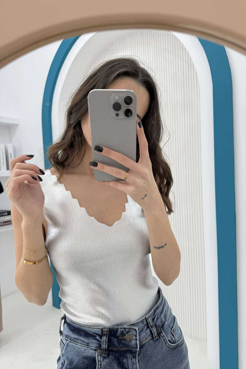 KANATJERE NJË NGJYRËSHE ME SHKËLQIM PËR FEMRA NË NGJYRËN E BARDHË - 1