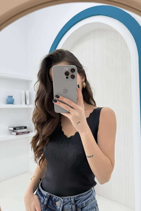 KANATJERE NJË NGJYRËSHE ME SHKËLQIM PËR FEMRA NË NGJYRËN E ZEZË - 1