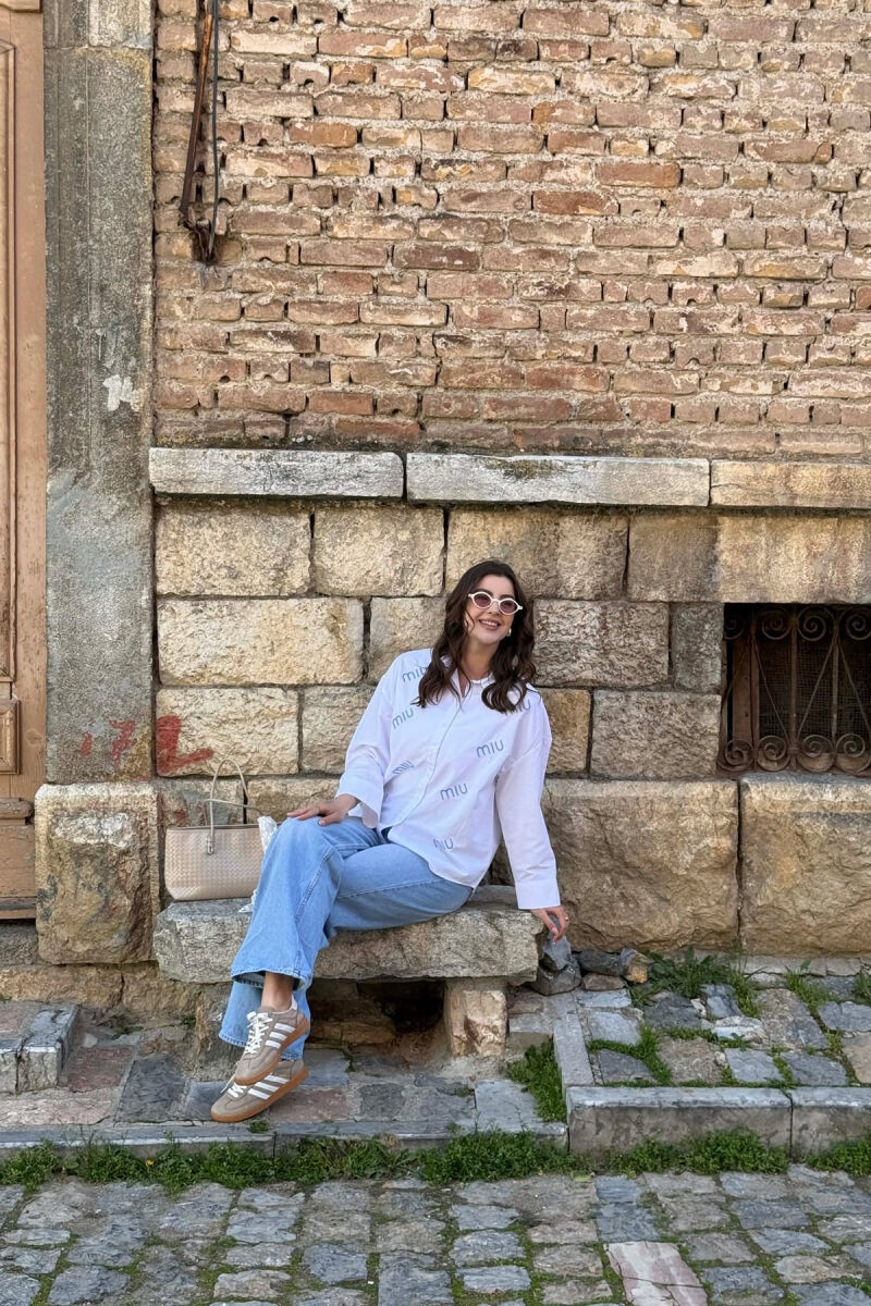 KEMISHE ME SHKRIME NE PJESEN PARA PER FEMRA NE NGJYRE TE BARDHE ME BLU - 4