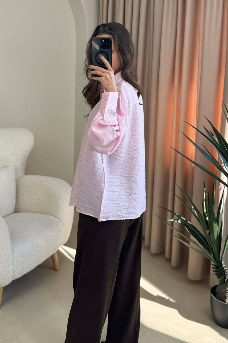 KËMISHË NJË NGJYRËSHE ME DETAJIN E NJË XHEPI PËR FEMRA NË NGJYRË ROZË TË ZBARDHUR - 2