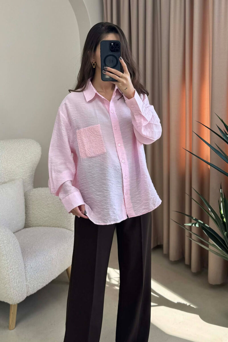 KËMISHË NJË NGJYRËSHE ME DETAJIN E NJË XHEPI PËR FEMRA NË NGJYRË ROZË TË ZBARDHUR - 3