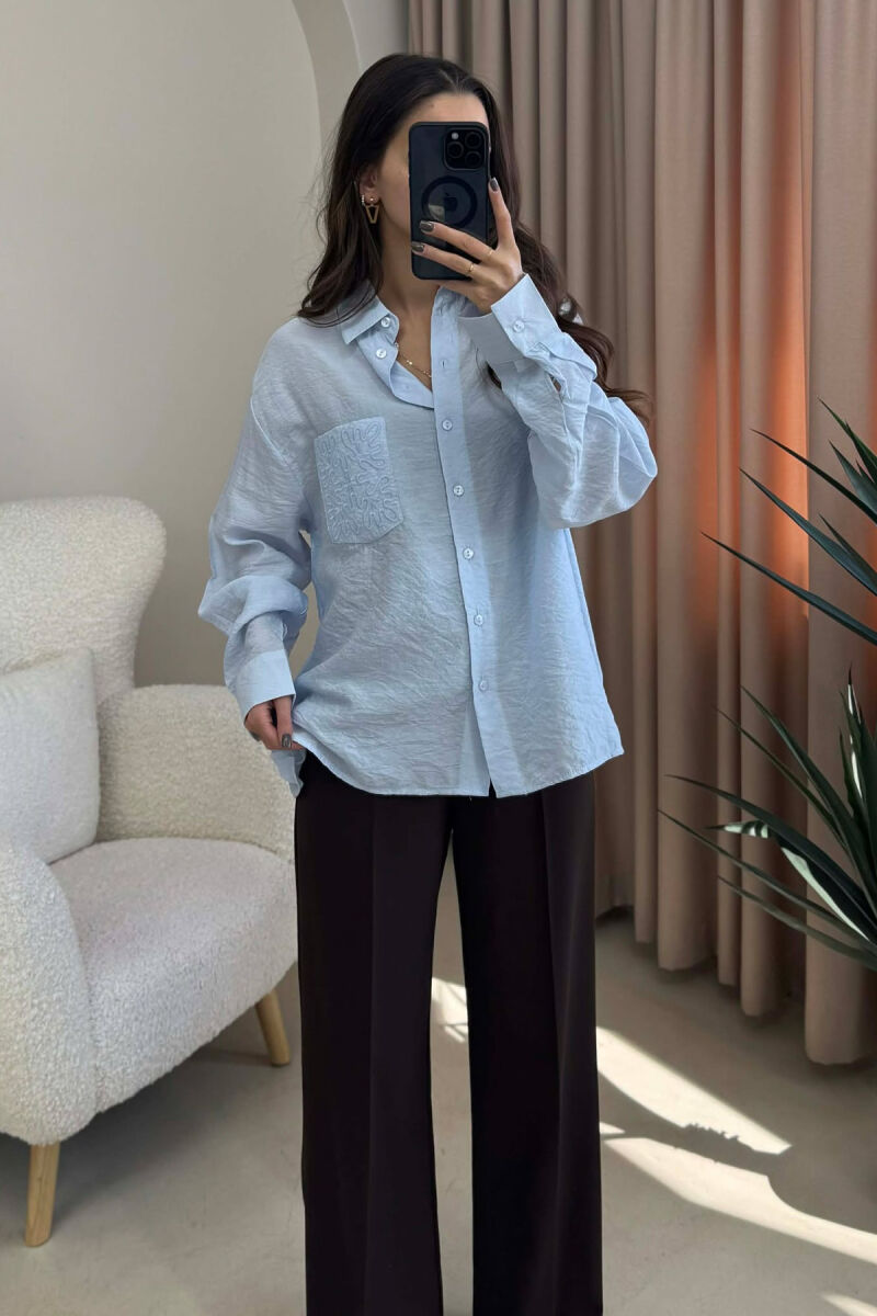 KËMISHË NJË NGJYRËSHE ME DETAJIN E NJË XHEPI PËR FEMRA NË NGJYRË BABY BLU - 2