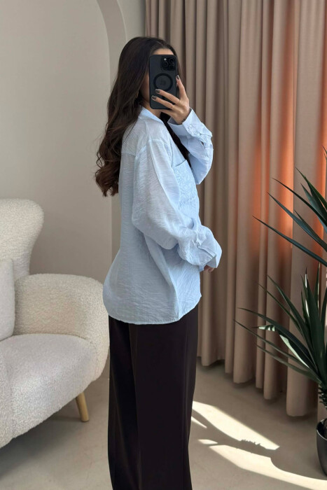 KËMISHË NJË NGJYRËSHE ME DETAJIN E NJË XHEPI PËR FEMRA NË NGJYRË BABY BLU - 3