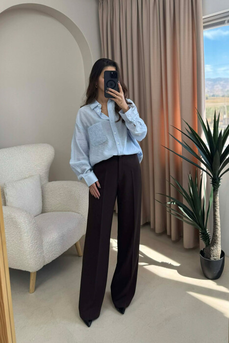 KËMISHË NJË NGJYRËSHE ME DETAJIN E NJË XHEPI PËR FEMRA NË NGJYRË BABY BLU - 4