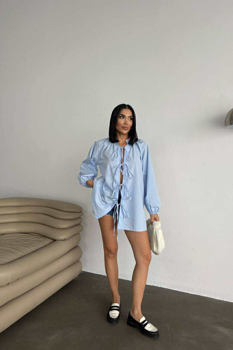 KËMISHË NJË NGJYRËSHE ME LIDHËSE PËR FEMRA NË NGJYRËN BLU TË ZBARDHUR - 1