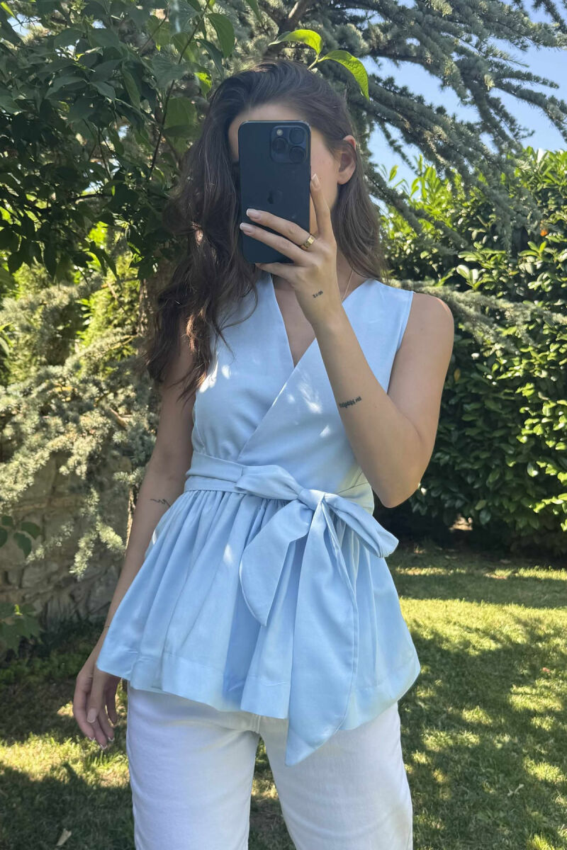 KËMISHE NJË NGJYRËSHE ME DETAJIN E LIDHSES PËR FEMRA NË NGJYRËN BLU E ZBARDHUR - 3