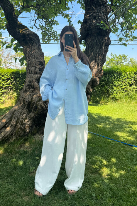 KËMISHE NJË NGJYRËSHE E THJESHTË PËR FEMRA NË NGJYRËN BLU E ZBARDHUR - 1