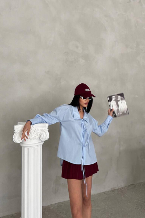 KËMISHË NJË NGJYRËSHE ME DETAJIN E LIDHSEVE PËR FEMRA NË NGJYRËN BLU E ZBARDHUR - 2