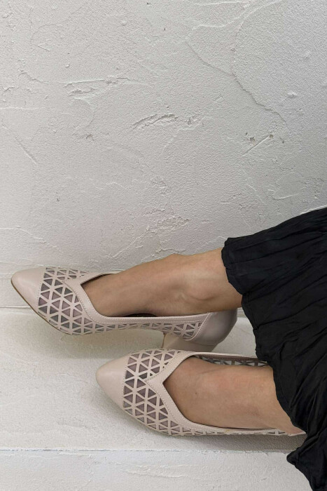 KËPUCE NJË NGJYRËSHE ME GJYSMË TAKË NË NGJYRË BEZHË - 4