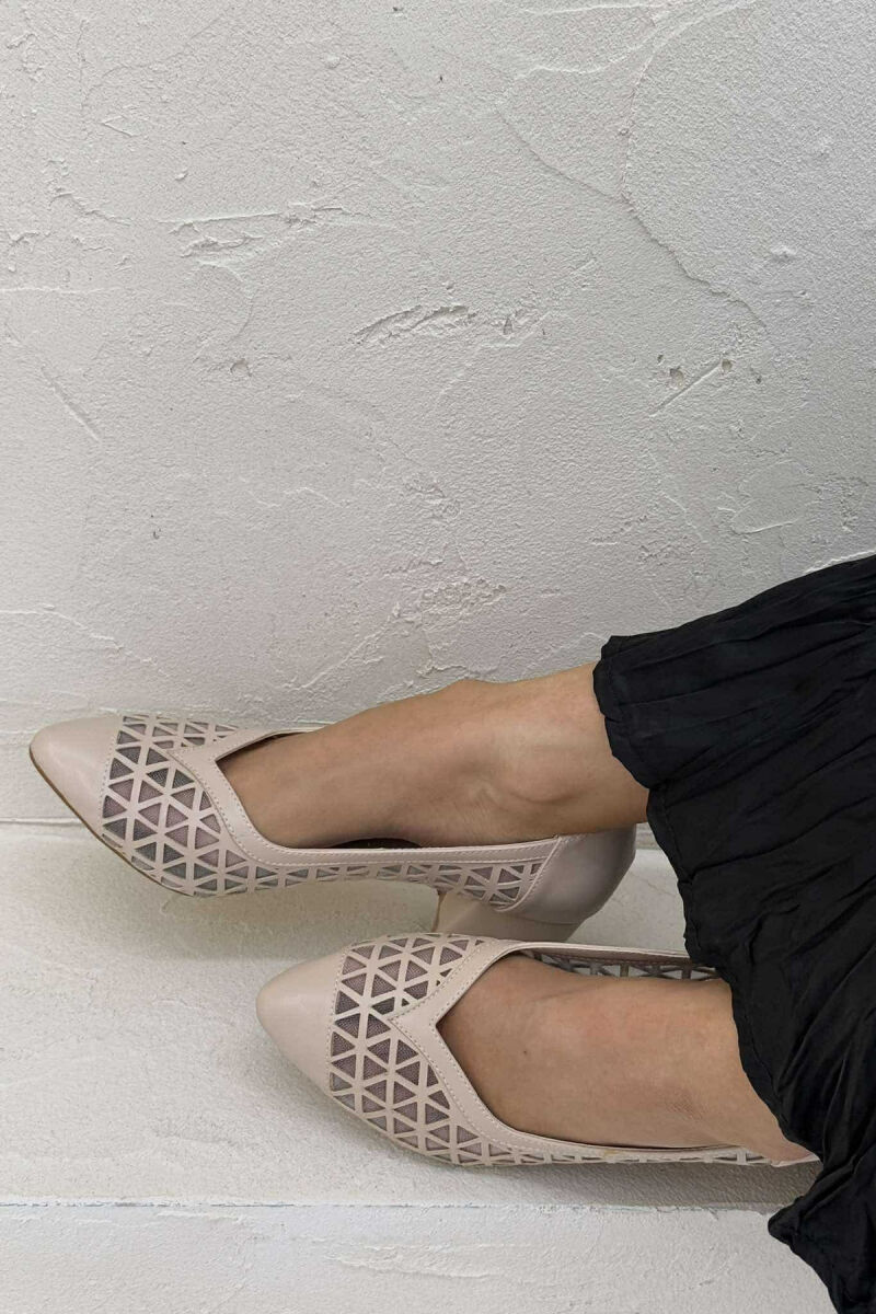 KËPUCE NJË NGJYRËSHE ME GJYSMË TAKË NË NGJYRË BEZHË - 4