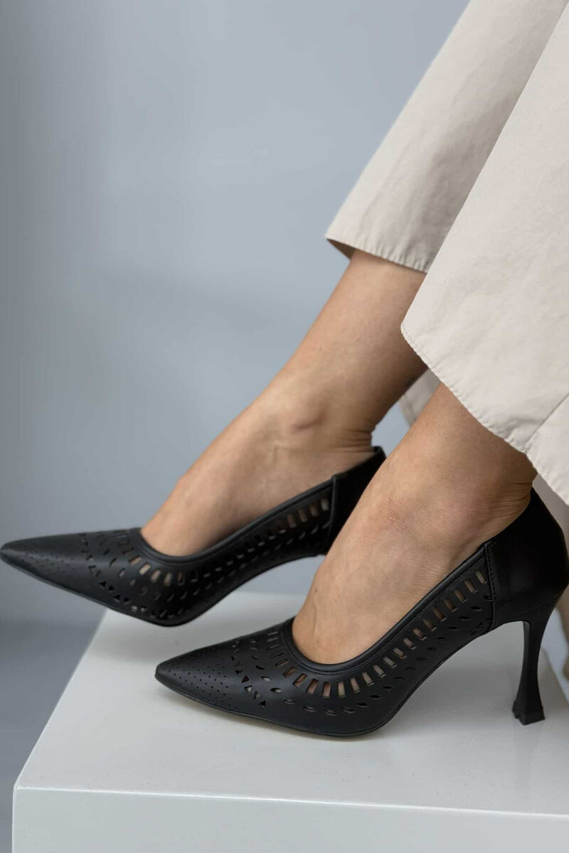 KËPUCE NJË NGJYRËSHE ME TAKË NË NGJYRËN E ZEZË - 1