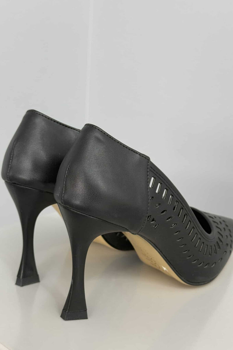 KËPUCE NJË NGJYRËSHE ME TAKË NË NGJYRËN E ZEZË - 2