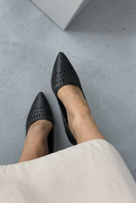 KËPUCE NJË NGJYRËSHE ME TAKË NË NGJYRËN E ZEZË - 3