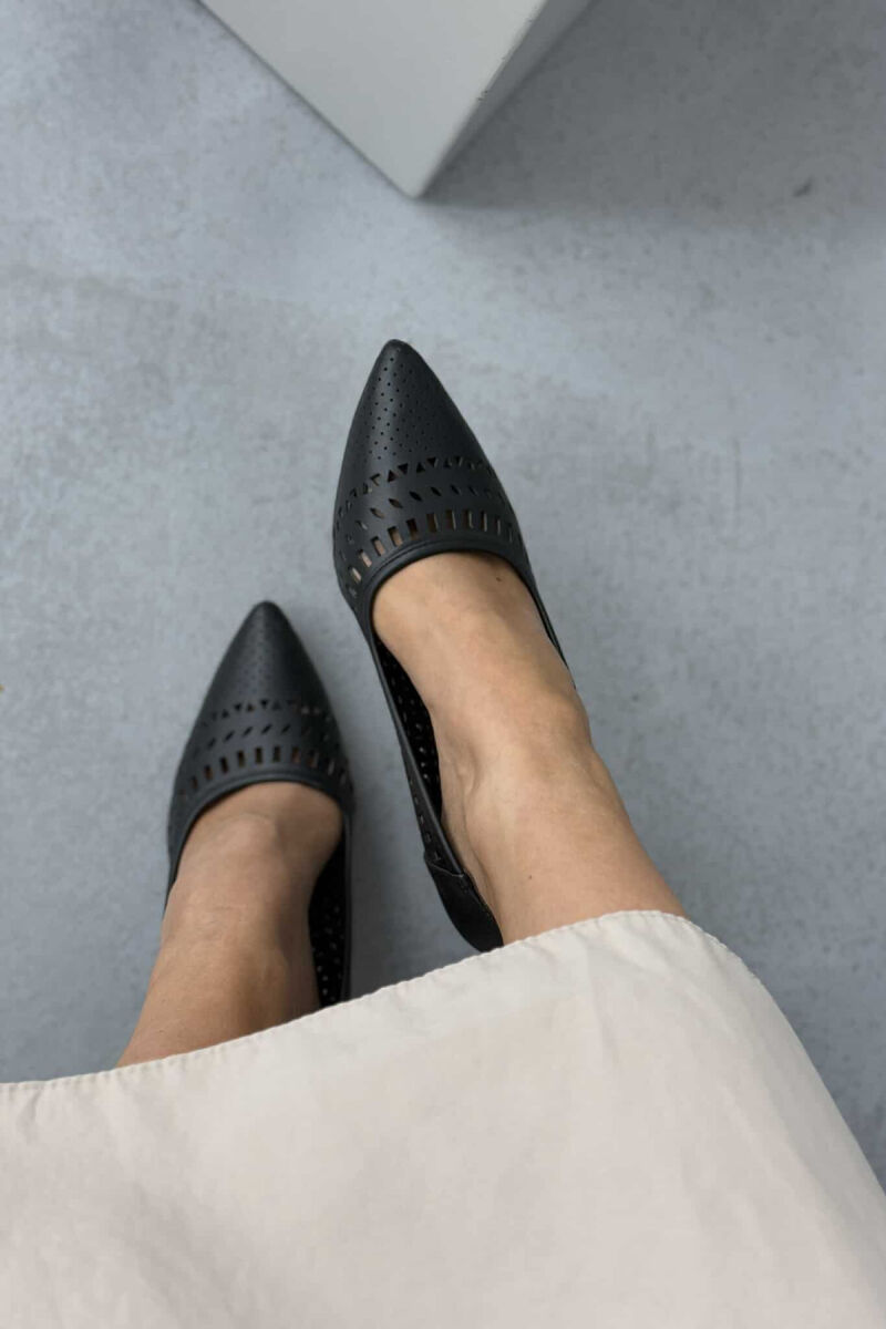 KËPUCE NJË NGJYRËSHE ME TAKË NË NGJYRËN E ZEZË - 3