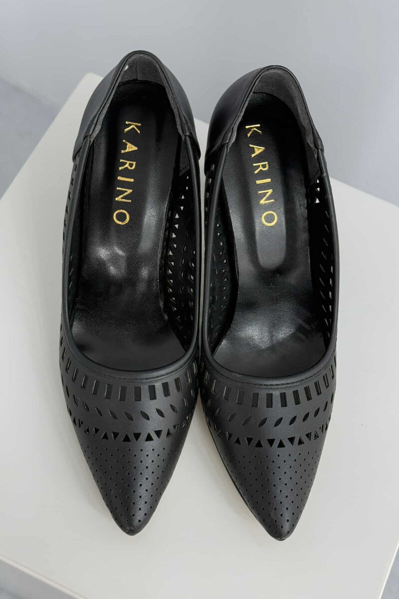 KËPUCE NJË NGJYRËSHE ME TAKË NË NGJYRËN E ZEZË - 5